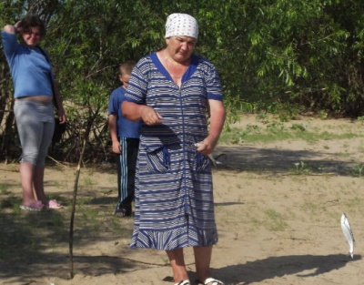 Моя супруга рыбалит на резинку,на заднем плане внучата.jpg