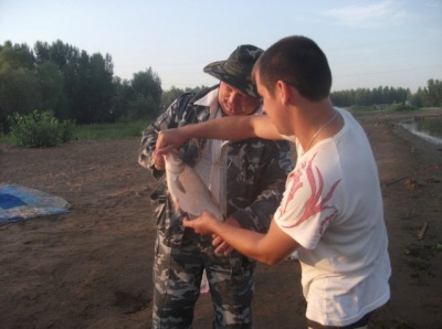 Рыбалка на Самарке за Южным мостом на пляже. Ловил на фидер.17.07.2012г.Я и Ренат Сабитов.jpg